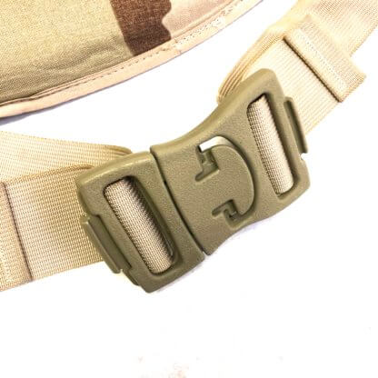 You can adjust the fit and fasten the belt with the buckle on the front.